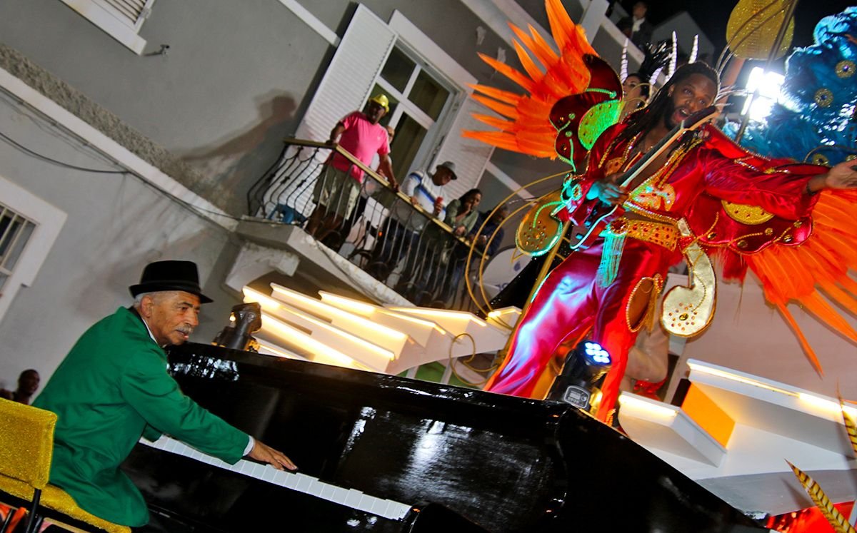 Carnaval de São Vicente 2025: Dodas Spencer e Chico Serra protagonizam "dueto impróvavel" no desfile