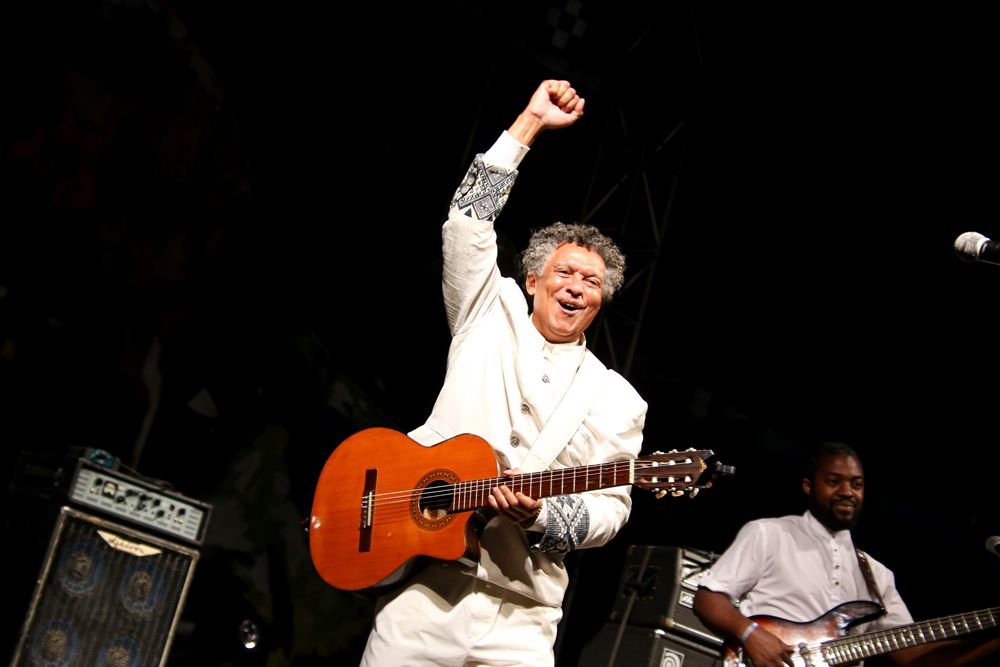 De punho erguido e alma plena: Mário Lúcio celebra a liberdade no Kriol Jazz Festival