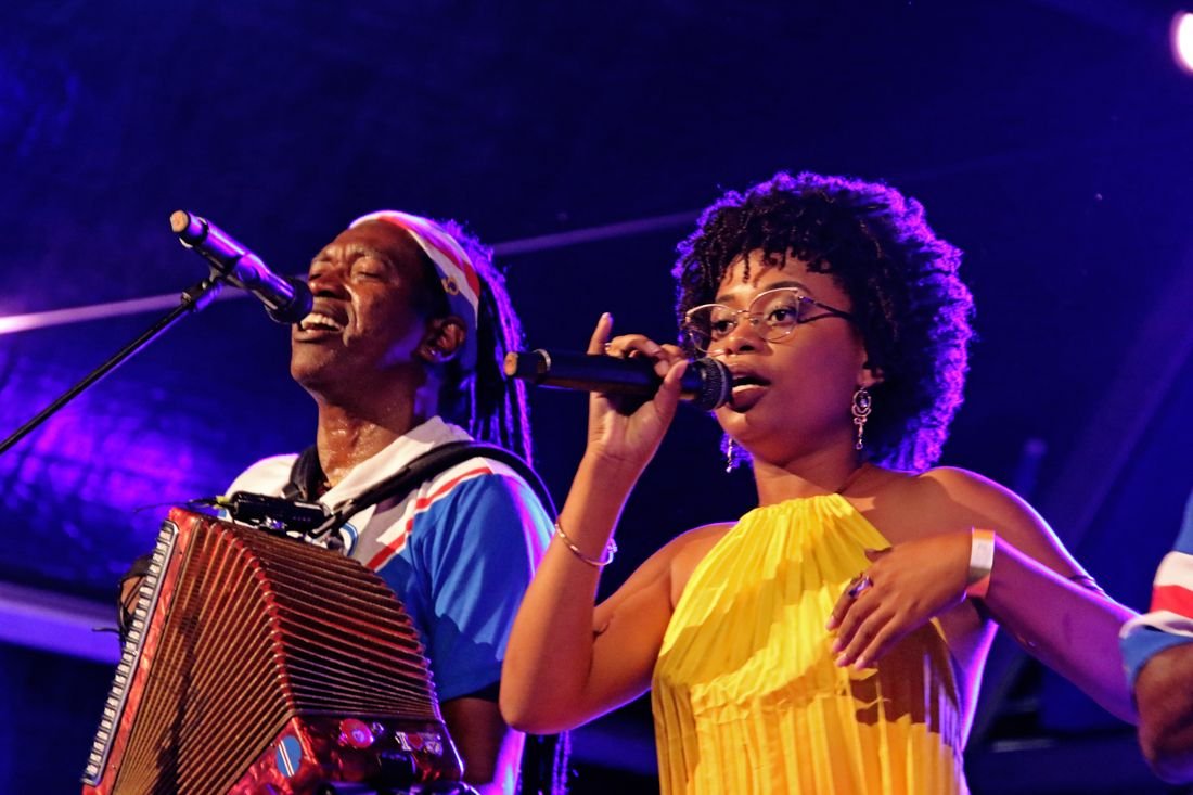 Show colaborativo: Carla Mooniz dá nova cor aos clássicos dos Ferro Gaita